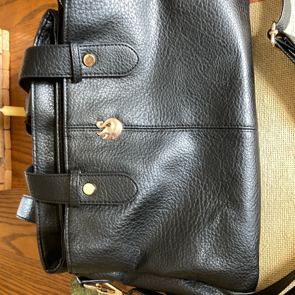 Gloria Vanderbilt black hand bag .